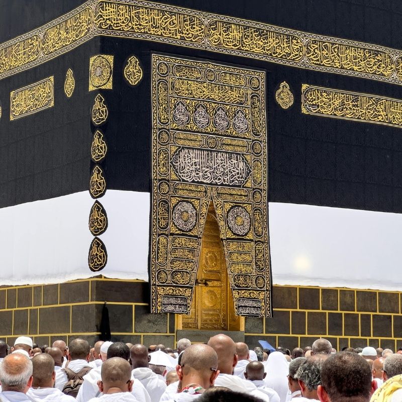 ihramın yasakları kabeye bakan insanlar